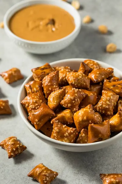 Tuzlu Fıstık Ezmeli Kraker Bir kâsede Isırır