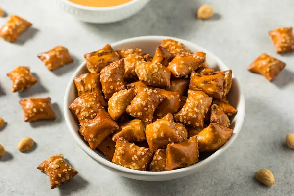 Tuzlu Fıstık Ezmeli Kraker Bir kâsede Isırır