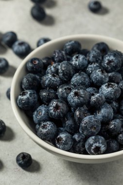 Organik Çiğ Mavi Böğürtlen Yemeye Hazır