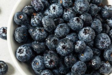 Organik Çiğ Mavi Böğürtlen Yemeye Hazır