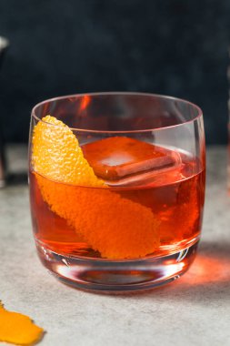 Soğuk Alkolsüz Cin Negroni Kokteyli Vermut ve Turuncu