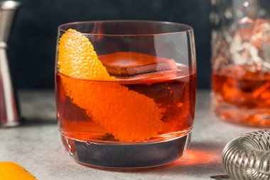 Soğuk Alkolsüz Cin Negroni Kokteyli Vermut ve Turuncu