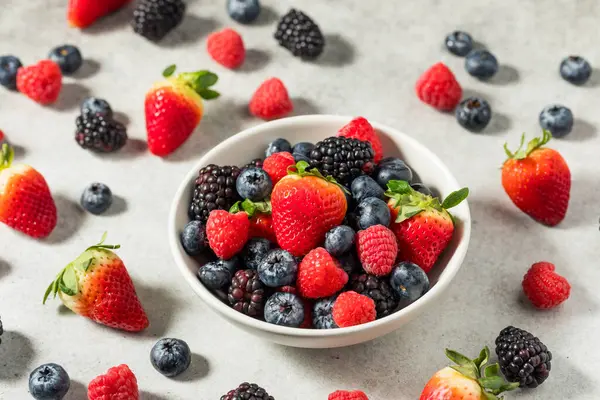 Organic Raw Mixed Berries Blueberries Strawberries Raspberries — Stock Photo, Image