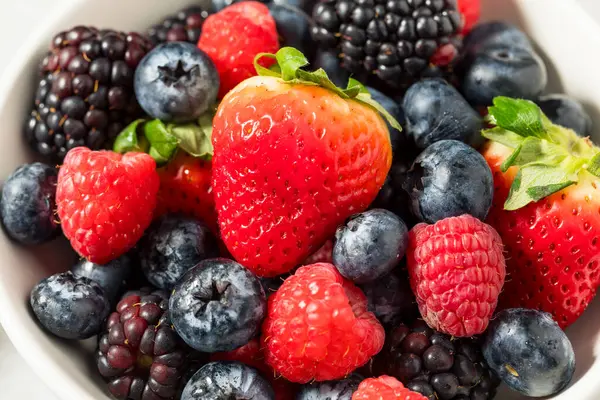 Organic Raw Mixed Berries Blueberries Strawberries Raspberries — Stock Photo, Image