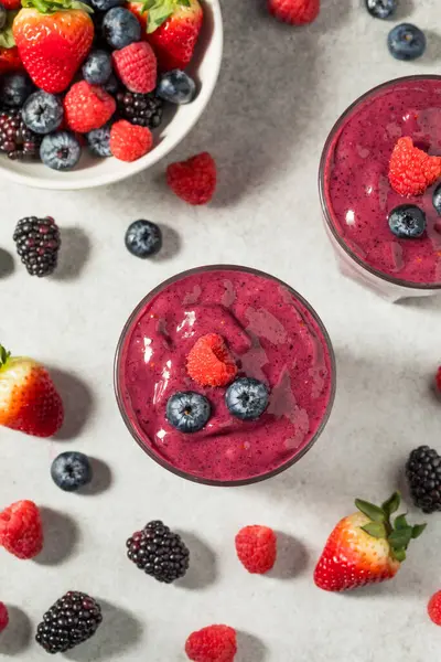 与覆盆子和蓝莓一起健康地更新混合浆果早餐滑滑 — 图库照片