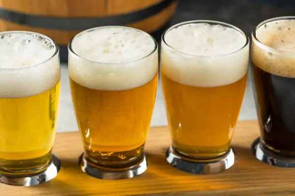Boozy Erfrischendes Kaltes Craft Beer Flug Mit Einem Ipa Und — Stockfoto