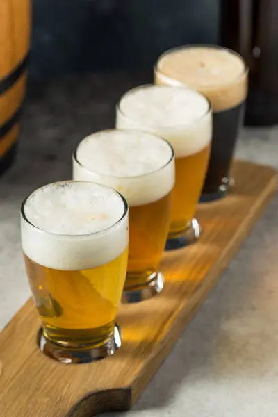 Boozy Refreshing Cold Craft Beer Flight Med Ipa Och Lager — Stockfoto