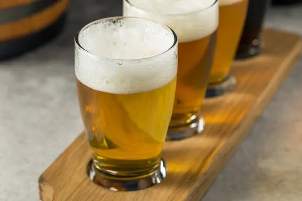Boozy Refreshing Cold Craft Beer Flight Med Ipa Och Lager — Stockfoto