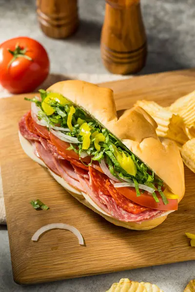 Hemlagad Italiensk Smörgås Med Salamisallad Och Tomat Stockbild