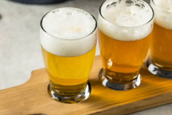 Bebida Refrescante Cold Craft Beer Flight Com Ipa Lager Fotos De Bancos De Imagens