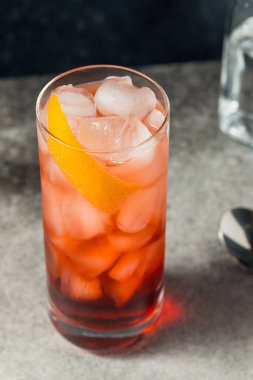 Soğuk Tazeleyici Americano Negroni Cin ve Orange ile Kokteyl
