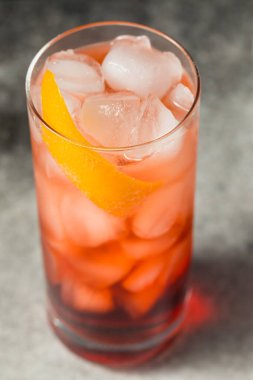 Soğuk Tazeleyici Americano Negroni Cin ve Orange ile Kokteyl