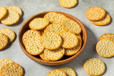 Bir kase dolusu yuvarlak buğday krakeri