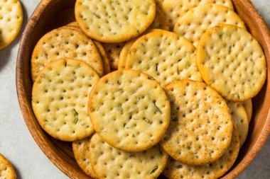 Bir kase dolusu yuvarlak buğday krakeri