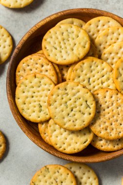 Bir kase dolusu yuvarlak buğday krakeri