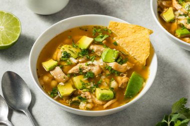 Ev yapımı Meksika Tavuğu Pozole Çorbası ile Tortilla cipsi