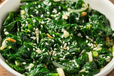 Ev yapımı Kore Ispanağı Sigeumnchi Namul Banchan Tabağı