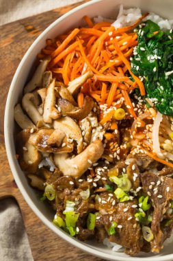 Yürekli Kore Bibimbop Tabağı Biftek Mantarlı Havuç ve Pirinç