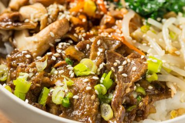 Yürekli Kore Bibimbop Tabağı Biftek Mantarlı Havuç ve Pirinç