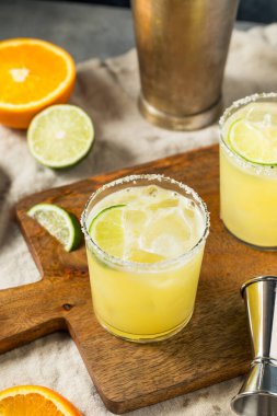 Soğuk içki Sıska Margarita 'yı portakal ve tekila ile serinletiyor.