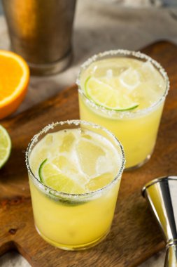 Soğuk içki Sıska Margarita 'yı portakal ve tekila ile serinletiyor.