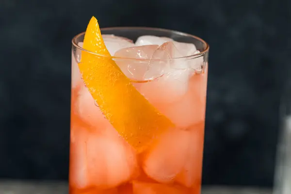 Kall Uppfriskande Americano Negroni Cocktail Med Gin Och Orange Royaltyfria Stockbilder