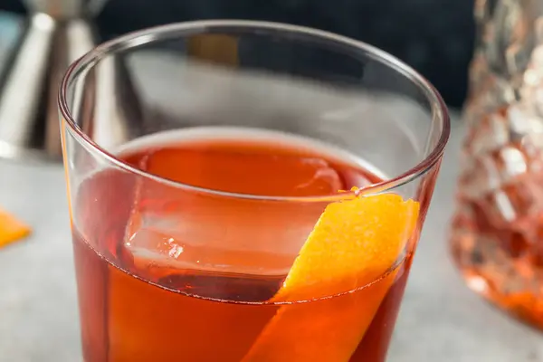 Uppfriskande Kall Boozy Boulevardier Cocktail Med Bourbon Och Orange Stockfoto