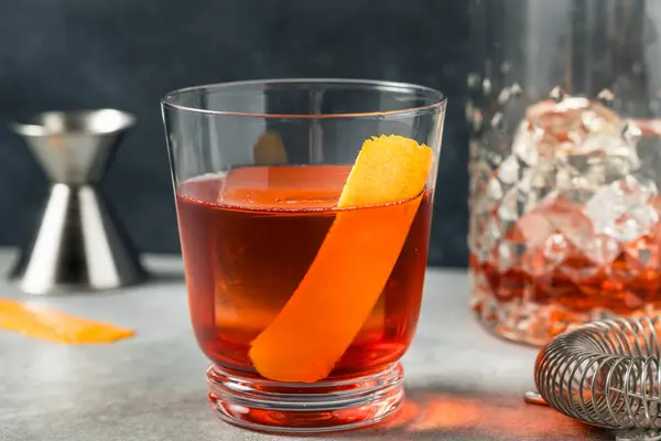 用波旁威士忌和橙子重新装饰冷饮林荫大道的鸡尾酒 图库图片