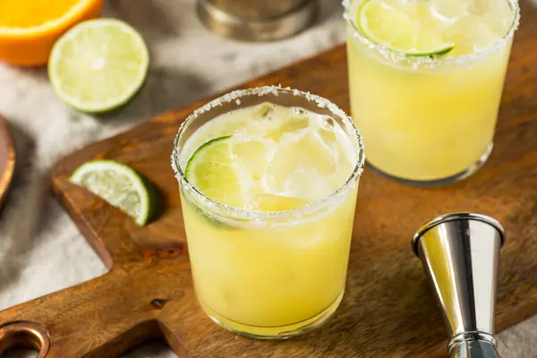 Boozy Kall Uppfriskande Skinny Margarita Med Orange Och Tequila Stockbild