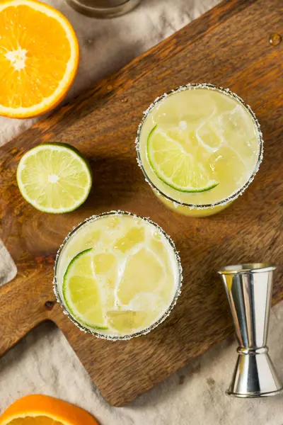 Boozy Kall Uppfriskande Skinny Margarita Med Orange Och Tequila Stockbild