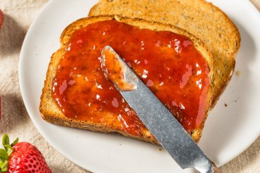 Kahvaltıda Tost Üzerine Sağlıklı Çilek Reçeli