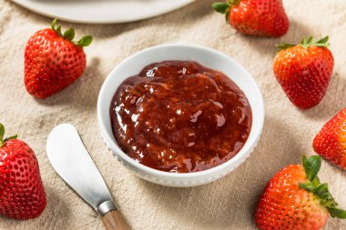 Tost İçin Organik Çiğ Kırmızı Çilek Reçeli