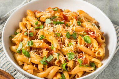 Basil Domates soslu ev yapımı İtalyan Casarecce Makarnası.