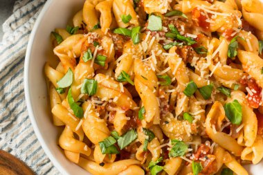 Basil Domates soslu ev yapımı İtalyan Casarecce Makarnası.