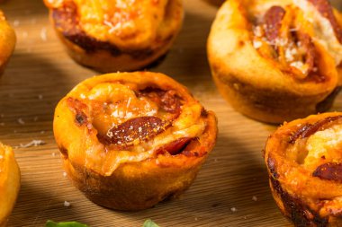 Ev yapımı İtalyan pizzası. Soslu ve biberli.