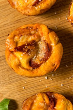 Ev yapımı İtalyan pizzası. Soslu ve biberli.