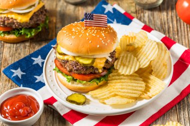 Patates cipsli Vatansever Amerikan Anma Günü çizburgeri.