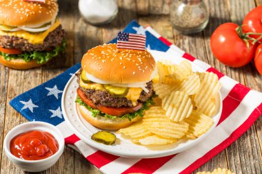 Patates cipsli Vatansever Amerikan Anma Günü çizburgeri.