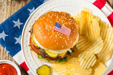 Patates cipsli Vatansever Amerikan Anma Günü çizburgeri.