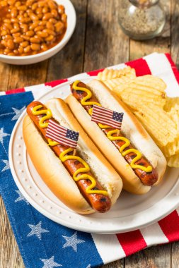 Patates cipsli Vatansever Amerikan Anma Günü Sosislileri
