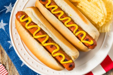 Patates cipsli Vatansever Amerikan Anma Günü Sosislileri