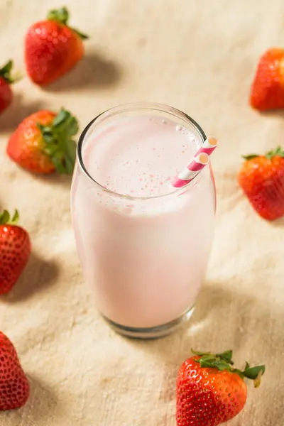 Здоровое Розовое Клубничное Молоко Стакане Соломой — стоковое фото