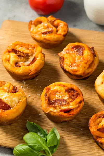 Hausgemachte Italienische Pizzamuffins Mit Soße Und Pepperoni — Stockfoto