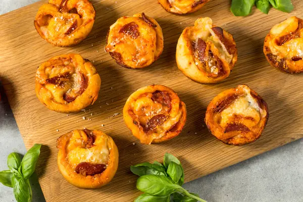 Zelfgemaakte Italiaanse Pizza Muffin Bites Met Saus Pepperoni — Stockfoto