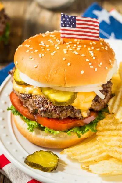 Patriótico American Memorial Day Cheeseburger Com Batatas Fritas — Fotografia de Stock