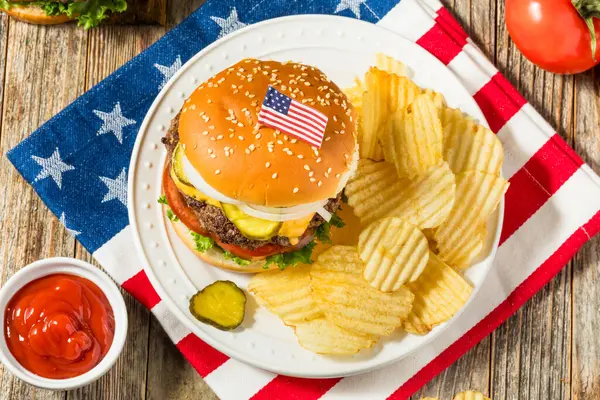 Patriotic American Memorial Day Cheeseburger Med Potetgull – stockfoto