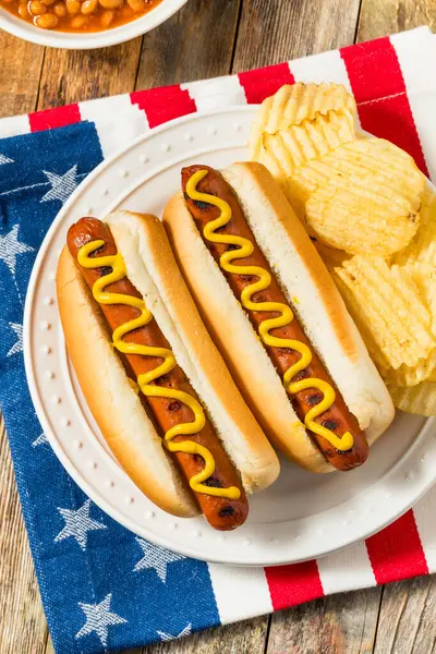 Patriotic American Memorial Day Hot Dogs Potato Chips — Stock Photo, Image