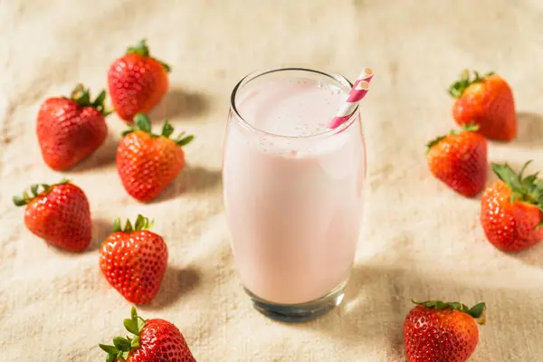Здорове Рожеве Полуничне Молоко Склянці Соломою Ліцензійні Стокові Фото