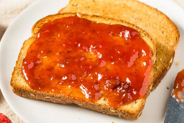 Gesunde Erdbeermarmelade Auf Toast Zum Frühstück lizenzfreie Stockfotos