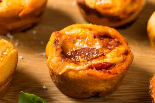 Házi Készítésű Olasz Pizza Muffin Harapás Szósszal Pepperonival Jogdíjmentes Stock Képek
